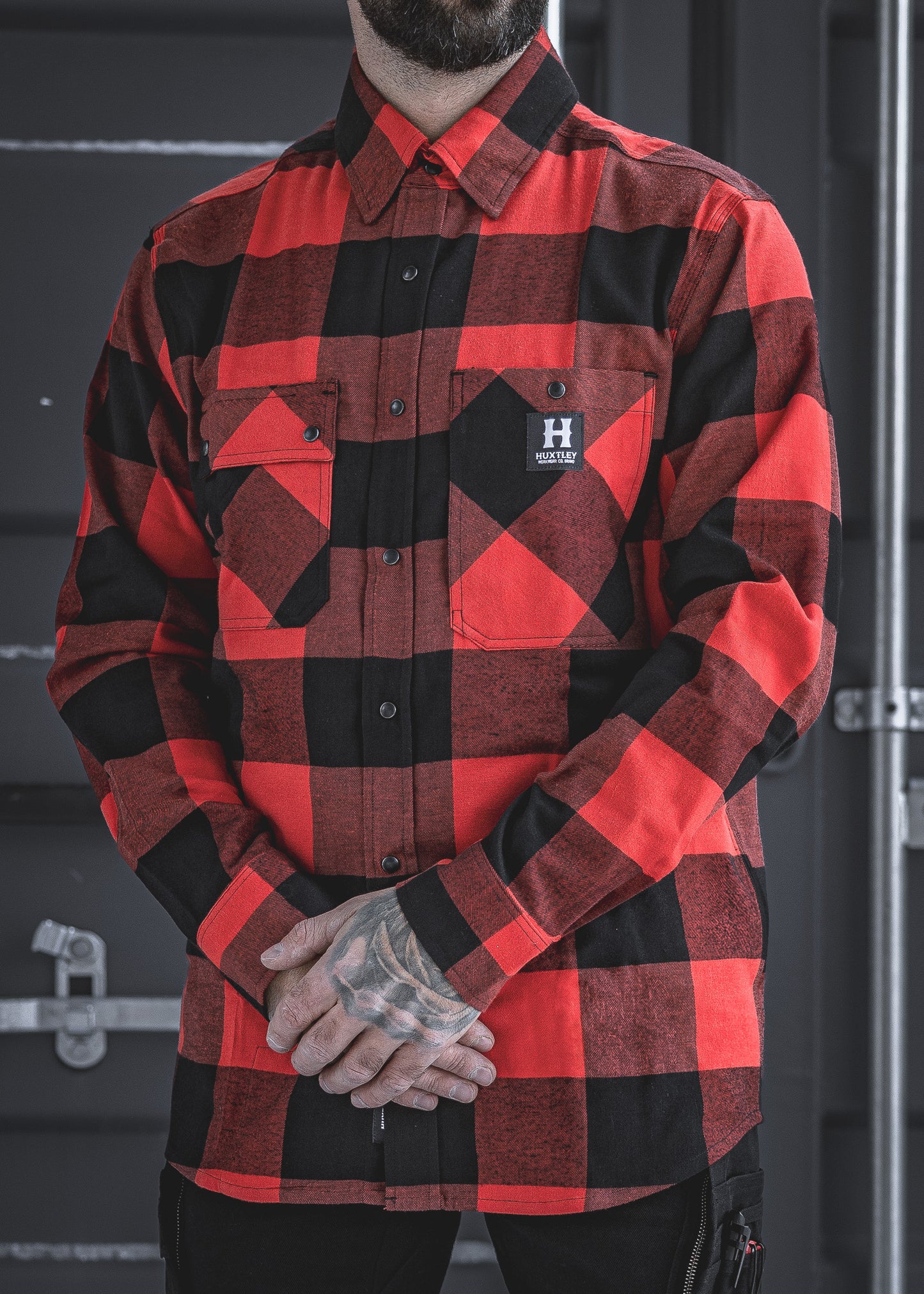 The Huxtley HD-57 Flannel in red/black brings rugged heritage to the modern jobsite. Tough, functional, and sharp-looking—this isn’t your dad’s flannel. Built for trades, styled for the streets.